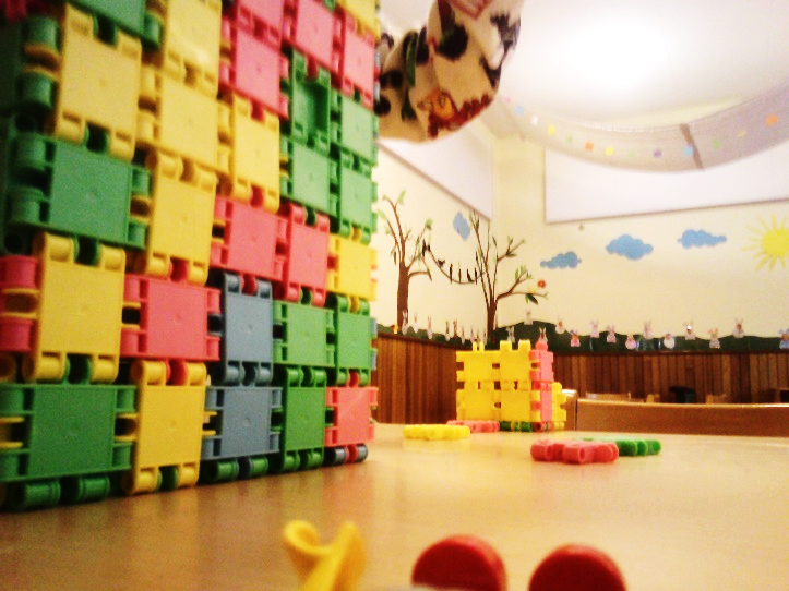 Turnraum mit Spielzeug