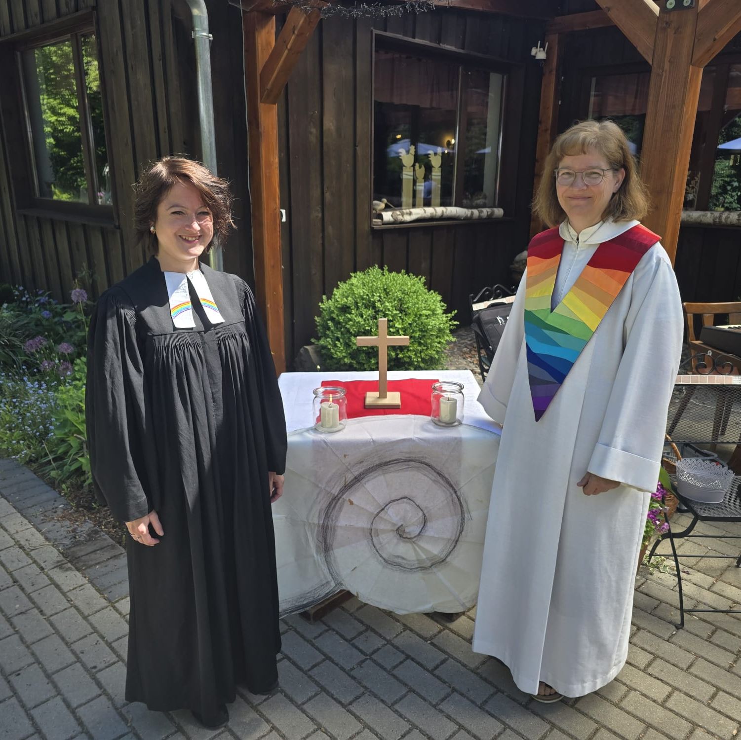 Pfarrerin Ann Kristin Reuse und Gemeindereferentin Monika Weber beim Pfingstgottesdienst an der Exberghütte
