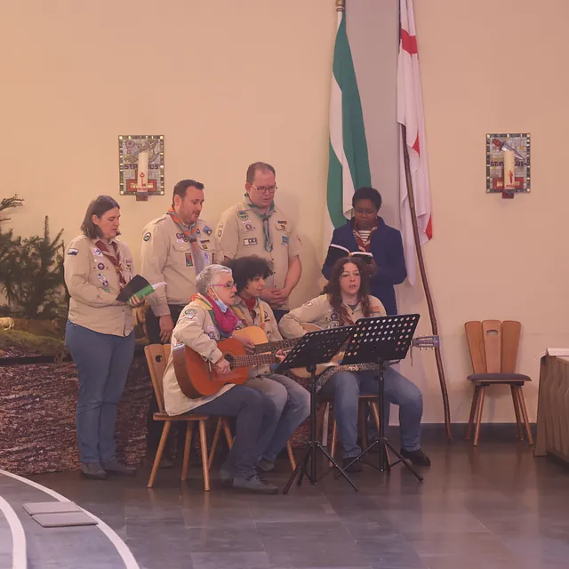 Die Pfadfindergruppe beim Gesang