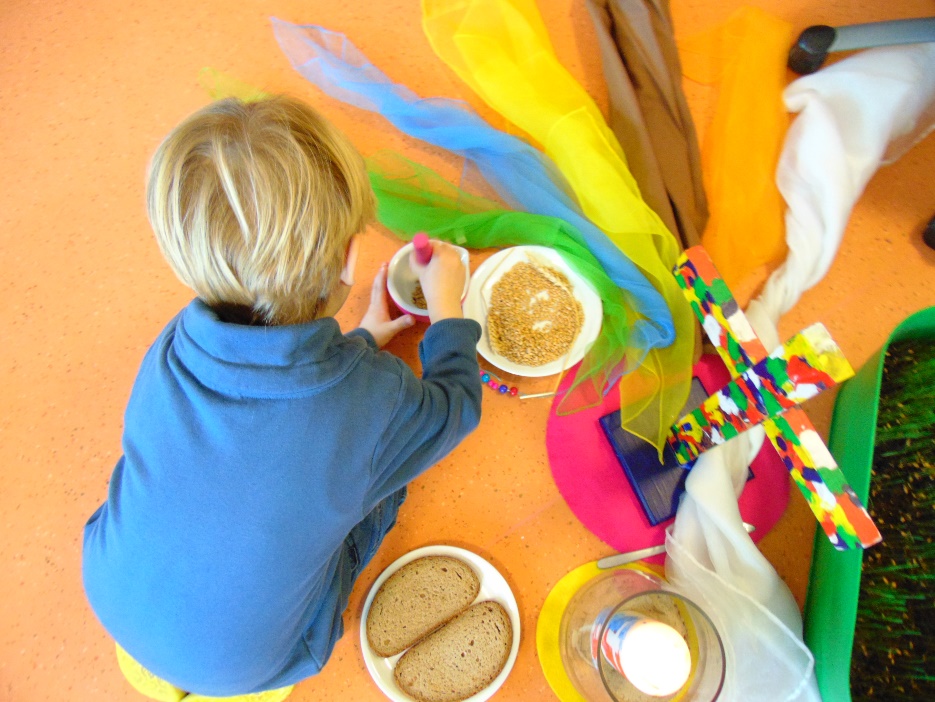 Kinder gestalten ein Erntedank-Bodenbild