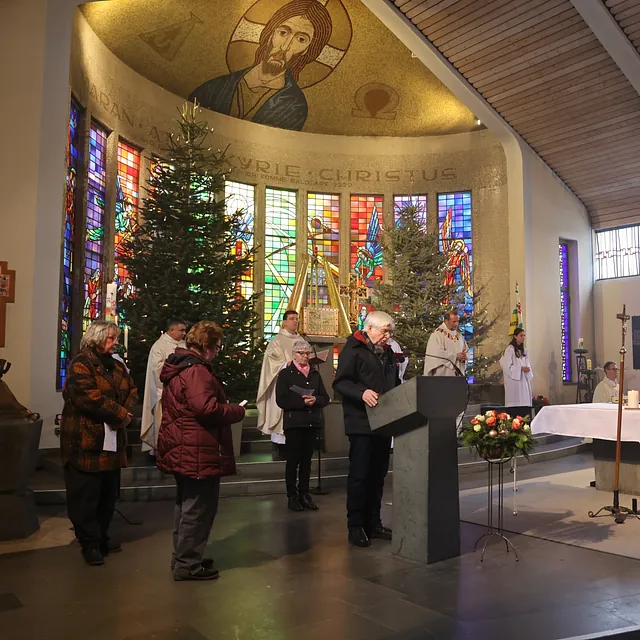 Lektoren aus jeder Kirche lesen die Fürbitten